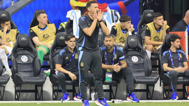 Argentina vence, mas Scaloni ‘explode’: "Mudaram o gramado há dois dias"
