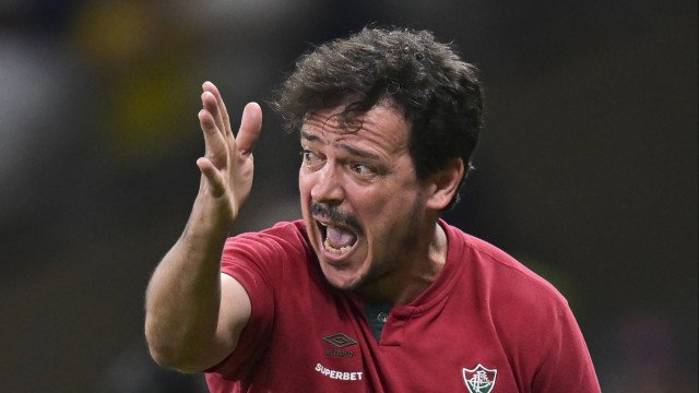 Torcida do Fluminense protesta no CT antes de clássico contra o Flamengo