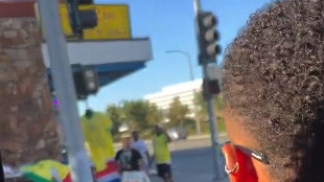 Neymar surpreende e compra camisa da seleção com ambulante; já é viral