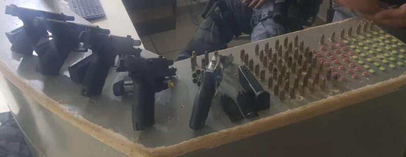 Polícia Militar apreende armas, munições e ecstasy em confronto com facção criminosa em Sorriso