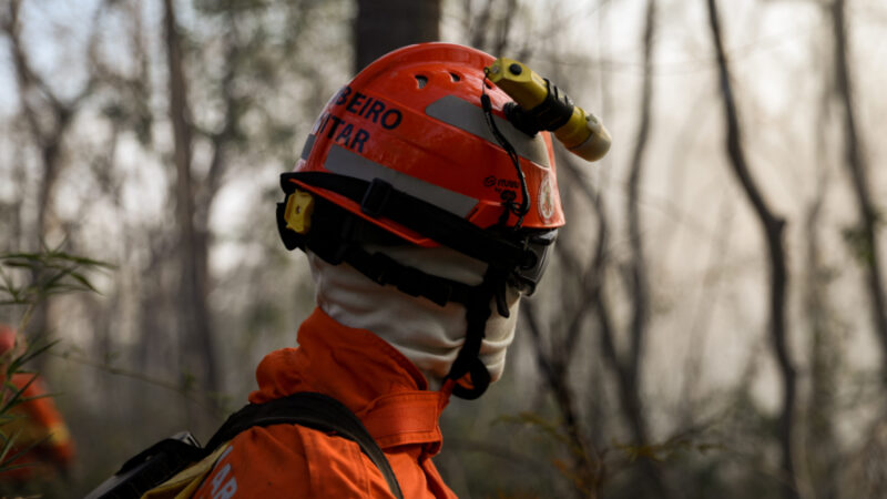 Bombeiros continuam combatendo incêndio florestal em Porto Conceição, Cáceres