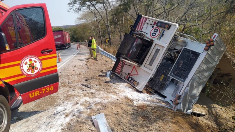 Corpo de Bombeiros Militar de Mato Grosso realiza desencarceramento de motorista preso às ferragens na BR-070