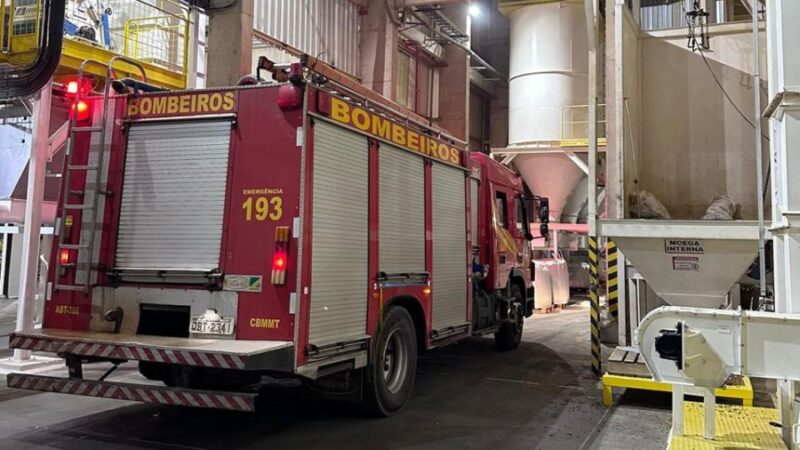 Corpo de Bombeiros controla princípio de incêndio em fábrica de grãos em Cuiabá