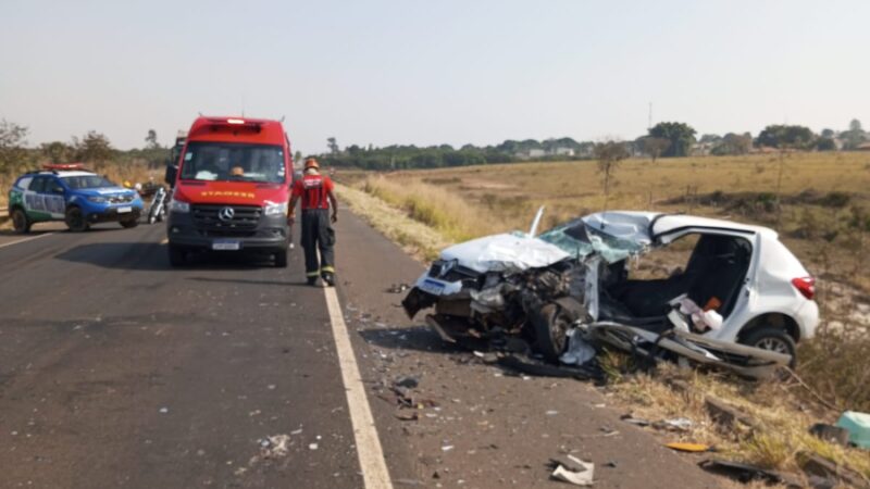 Grave acidente na BR-364 envolve carro e carreta: Motorista morre em hospital