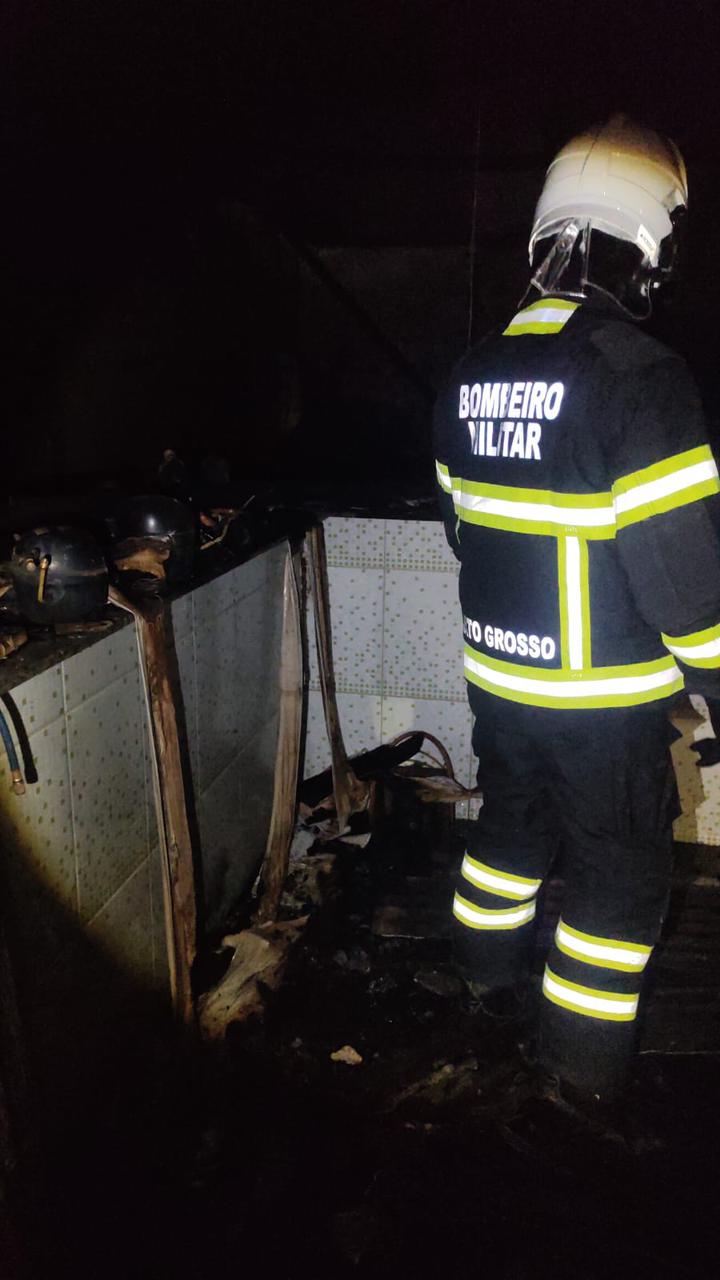 Incêndio em comércio de manutenção de refrigeradores em Novo Mundo