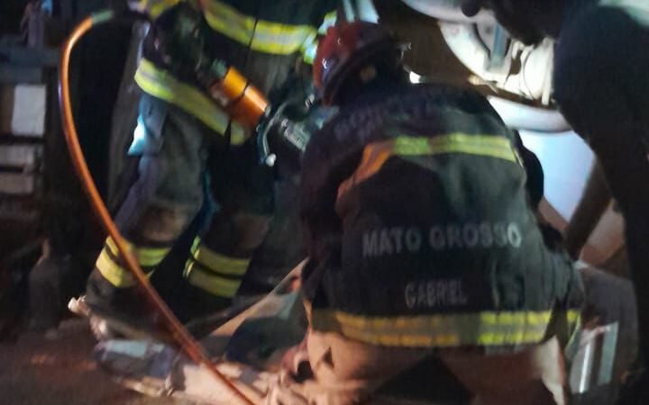 Caminhão tomba e deixa motorista ferido em Guarantã do Norte