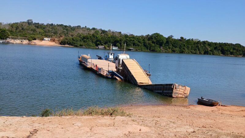 Caminhão carregado de milho cai no Rio Teles Pires durante travessia em balsa em Alta Floresta
