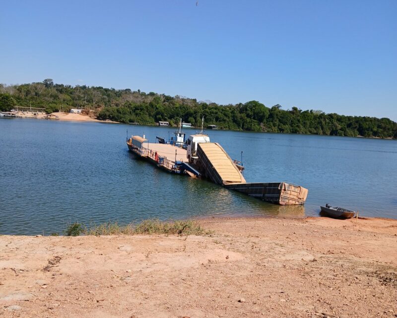 Caminhão carregado de milho cai no Rio Teles Pires durante travessia em balsa em Alta Floresta