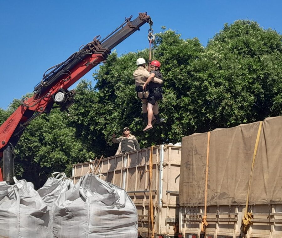 Corpo de Bombeiros resgata homem com crise convulsiva em carreta em Jaciara