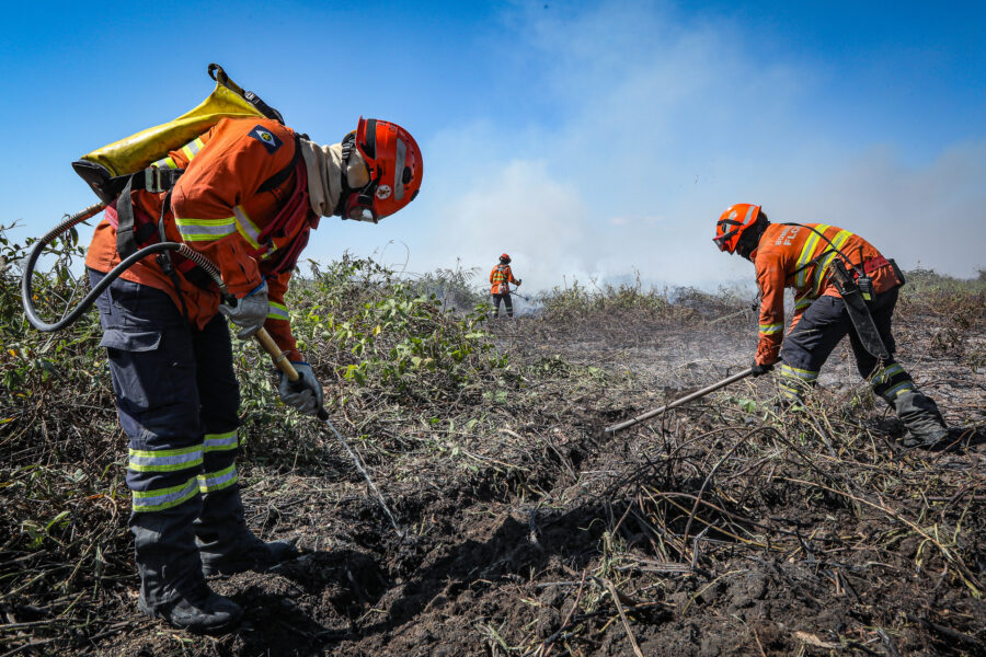 Corpo de Bombeiros de Mato Grosso combate incêndio florestal em Cáceres
