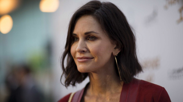 Courteney Cox diz que não amou fazer 60 anos e mostra rotina antienvelhecimento