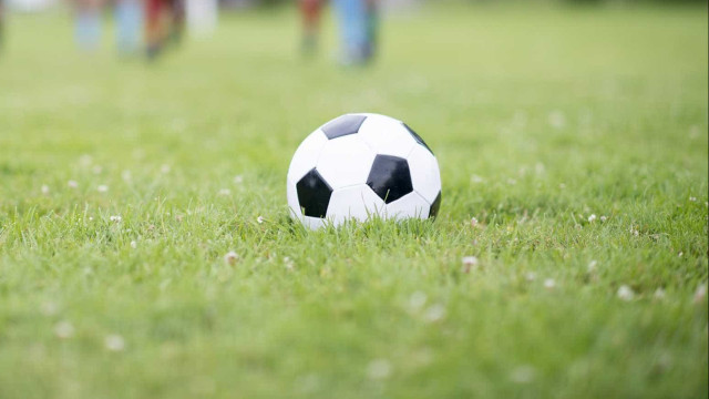 Criança morre ao levar choque em grade de escolinha de futebol no RJ