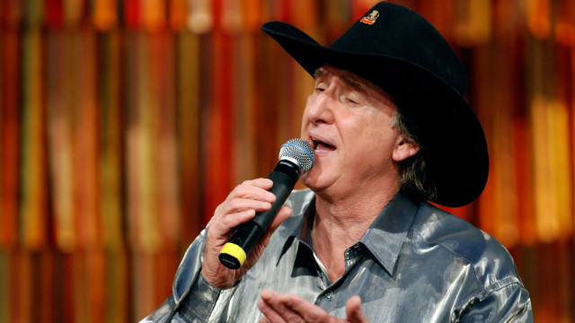 Sérgio Reis é internado para fazer procedimento cardíaco e cancela shows