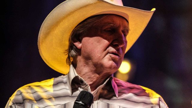 Abatido, Sérgio Reis desabafa com fãs nas redes sociais após cirurgia