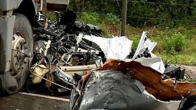 Colisão frontal entre carros e caminhão deixa seis mortos em rodovia do RS