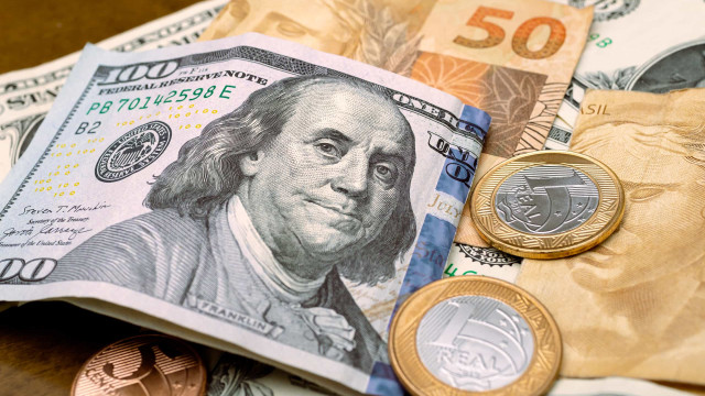 Dólar recua, mas exterior limita à espera de Powell
