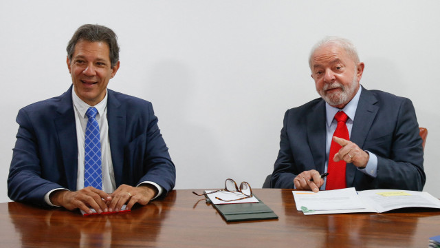 Dólar tem forte queda com exterior e sinais de alinhamento entre Lula e Haddad