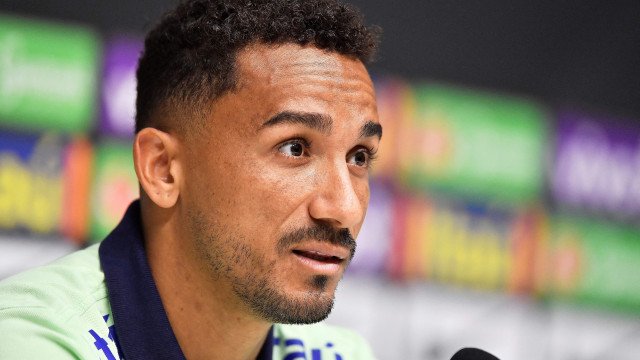 Danilo fala em tom de despedida e pede paciência da torcida com jovens jogadores da seleção
