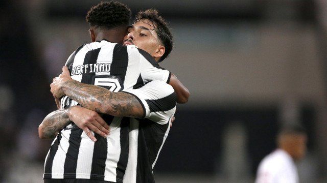Botafogo defende a liderança isolada do Brasileirão diante do Internacional