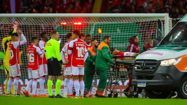 Lateral do Internacional passa a noite em hospital após forte choque de cabeça