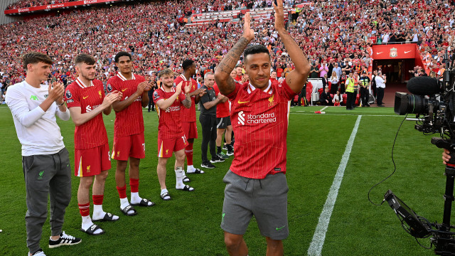 Thiago Alcântara tem convite para ser auxiliar do Barcelona após anunciar aposentadoria