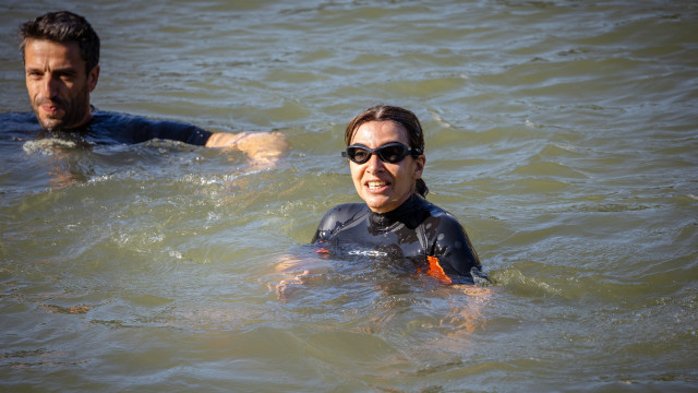 Prefeita de Paris cumpre promessa e mergulha no rio Sena