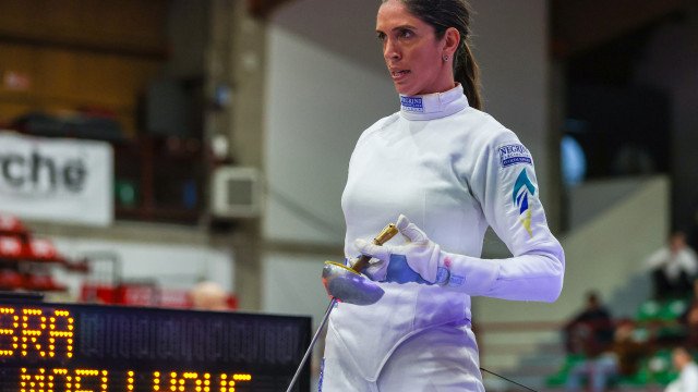 Nathalie Moellhausen passa mal na esgrima, volta a competir, mas é eliminada