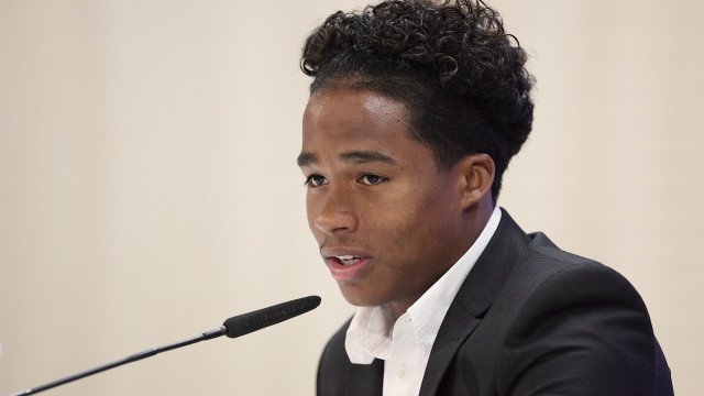 Endrick é apresentado no Real Madrid no Santiago Bernabéu cheio