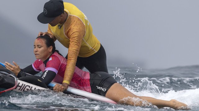 Surfista francesa corta testa após queda e volta de capacete