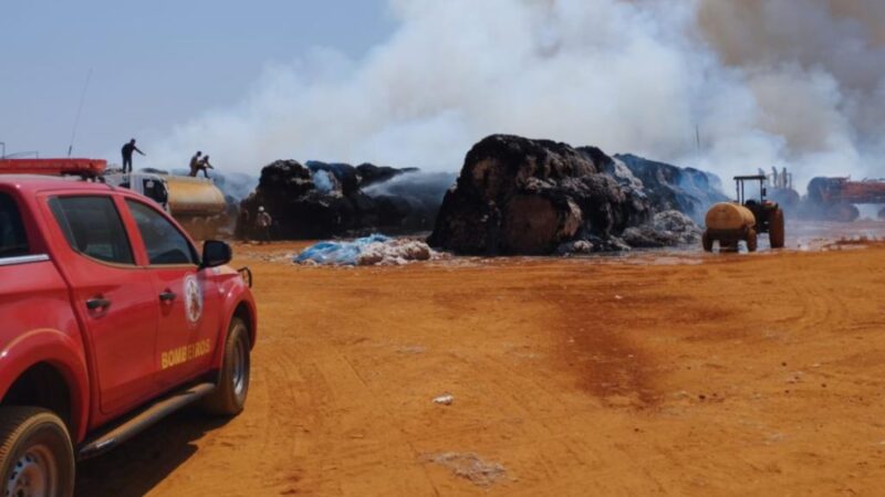 Corpo de Bombeiros combate incêndio em rolos de algodão em fazenda de Santo Antônio do Leste