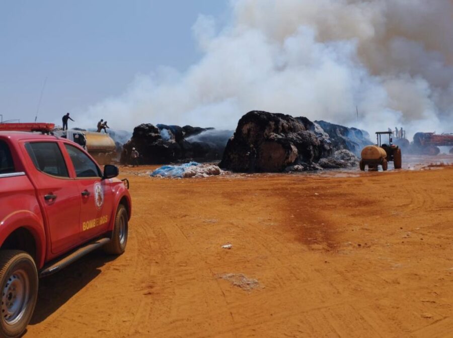 Corpo de Bombeiros combate incêndio em rolos de algodão em fazenda de Santo Antônio do Leste