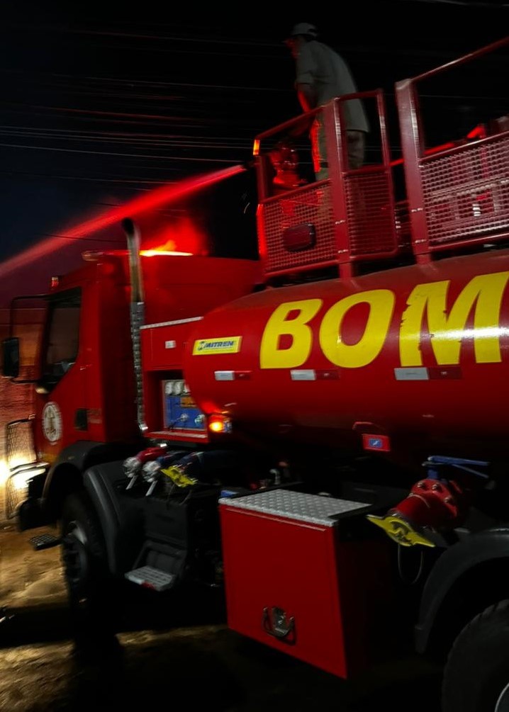Corpo de Bombeiros combate incêndio em empresa de produtos agrícolas em Lucas do Rio Verde