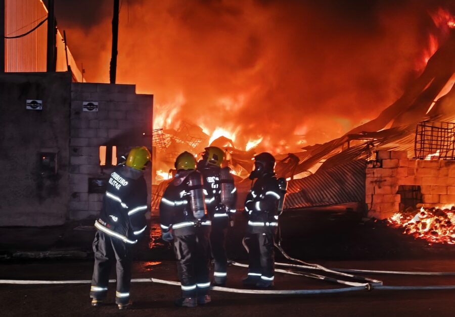 Incêndio de grandes proporções é combatido pelo Corpo de Bombeiros em Sinop