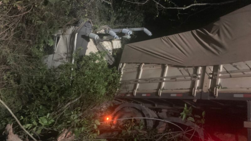 Carreta sai da pista e colide com poste na BR-163, em Guarantã do Norte (Vídeo)