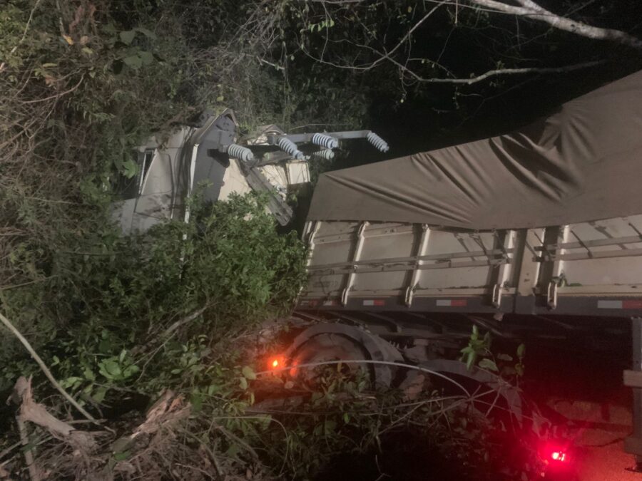 Carreta sai da pista e colide com poste na BR-163, em Guarantã do Norte (Vídeo)