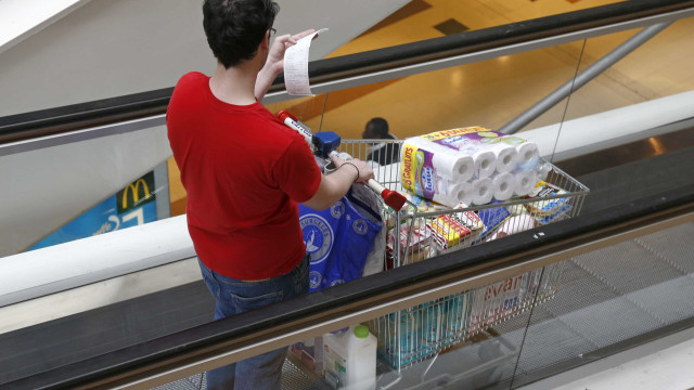 Atividade econômica aquecida ajuda a sustentar confiança do consumidor em agosto