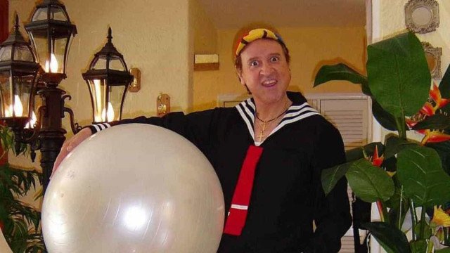 Carlos Villagrán, o Quico, comenta morte de Silvio Santos