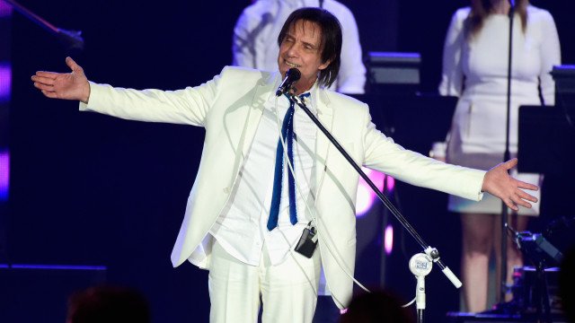 Roberto Carlos homenageia Silvio Santos em show: ‘Sempre na nossa lembrança’
