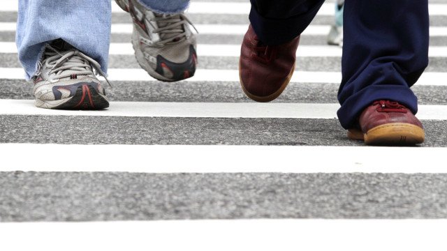 Motorista deve parar quando pedestre atravessa rua, mesmo onde não há faixa; veja regras