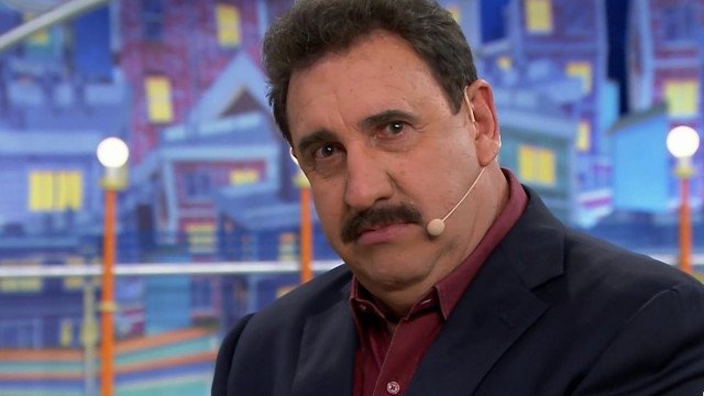 Ratinho vai responder na Justiça pela acusação de incitação à homofobia no SBT