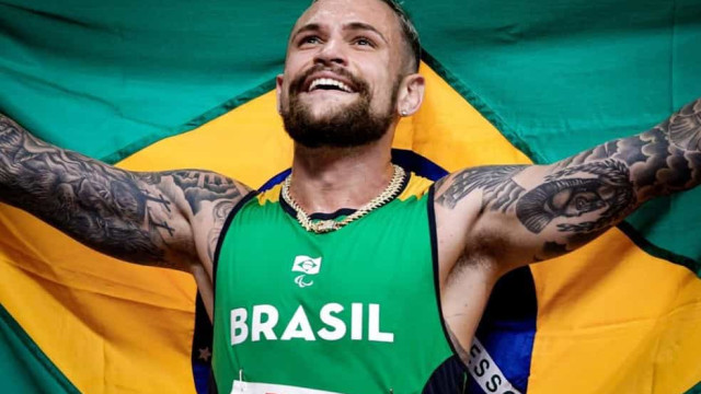 Atleta e ex-BBB, Vinicius Rodrigues comemora chegada a Paris para as Paralimpíadas