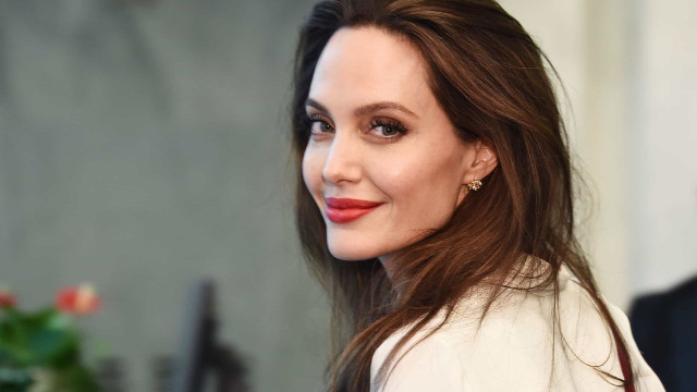 Angelina Jolie se recusa a falar de divórcio com Brad Pitt