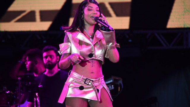 Ludmilla emociona jogadoras ao fazer show para receber seleção feminina de futebol no Rio