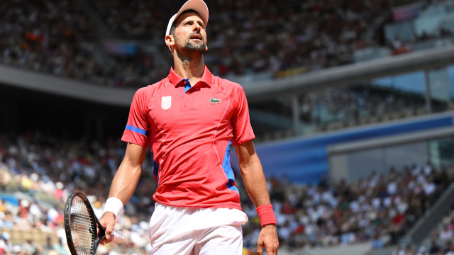 Djokovic vence duelo sérvio no US Open, atinge marca histórica e reclama do calor
