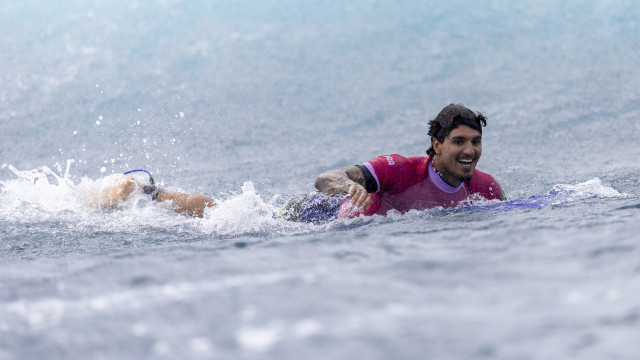 Medina repete Olimpíadas, pede 10 após tubo e segue vivo na etapa de Fiji da WSL