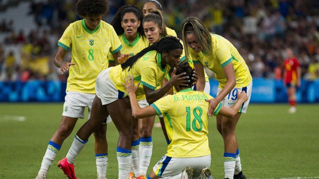 CBF homenageia seleção feminina após conquista do prata em Paris