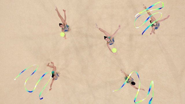 Ginasta brasileira se machuca, vai aos prantos e sai carregada por técnica