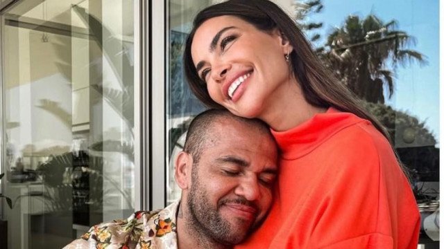 Joana Sanz faz post ‘feliz’ com Dani Alves cozinhando em ilha na Espanha