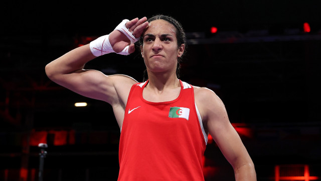 Campeã olímpica, boxeadora argelina aciona Justiça para se defender de ataques de gênero