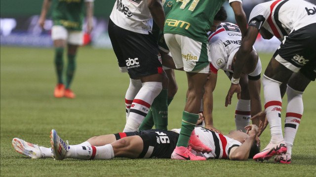 São Paulo: Patryck fratura clavícula em queda no clássico e segue internado